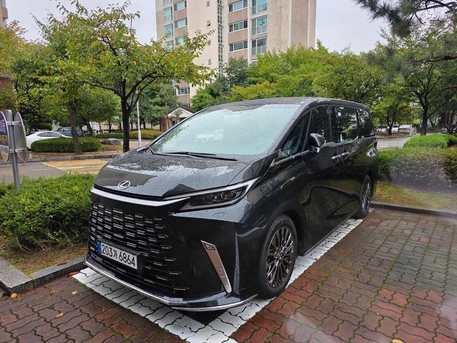 Lexus LM 500h 2024